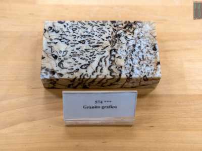 A prima vista sembrano saponette colorate, lisce al tatto, con piccoli disegni che ricordano fantasie pittoriche. Non si tratta per� di decorazioni, ma di fossili di organismi marini incastonati nella roccia